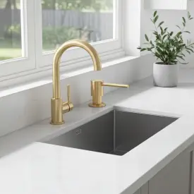 ADORA sæbedispenser til indbygning i køkkenvask eller køkkenbord - Børstet guld -